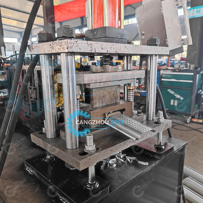 ইস্পাত বেধ 0.8mm পার্থক্য এমবসিং শাটার রোলিং দরজা প্রোফাইল রোল গঠন মেশিন